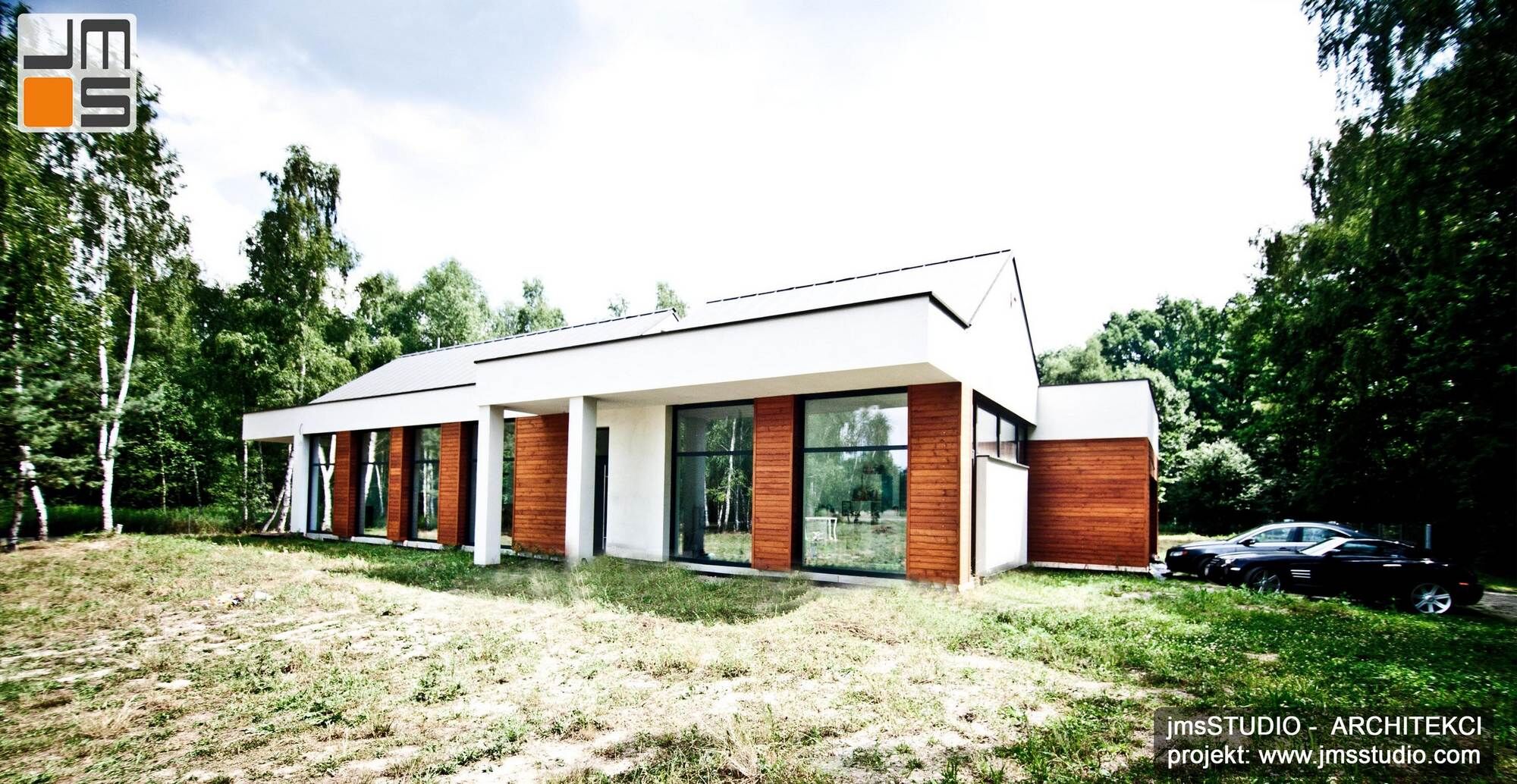designerski projekt nowoczesnego domu na nietypowej działce z dużą ilością drzew pod Brzeskiem