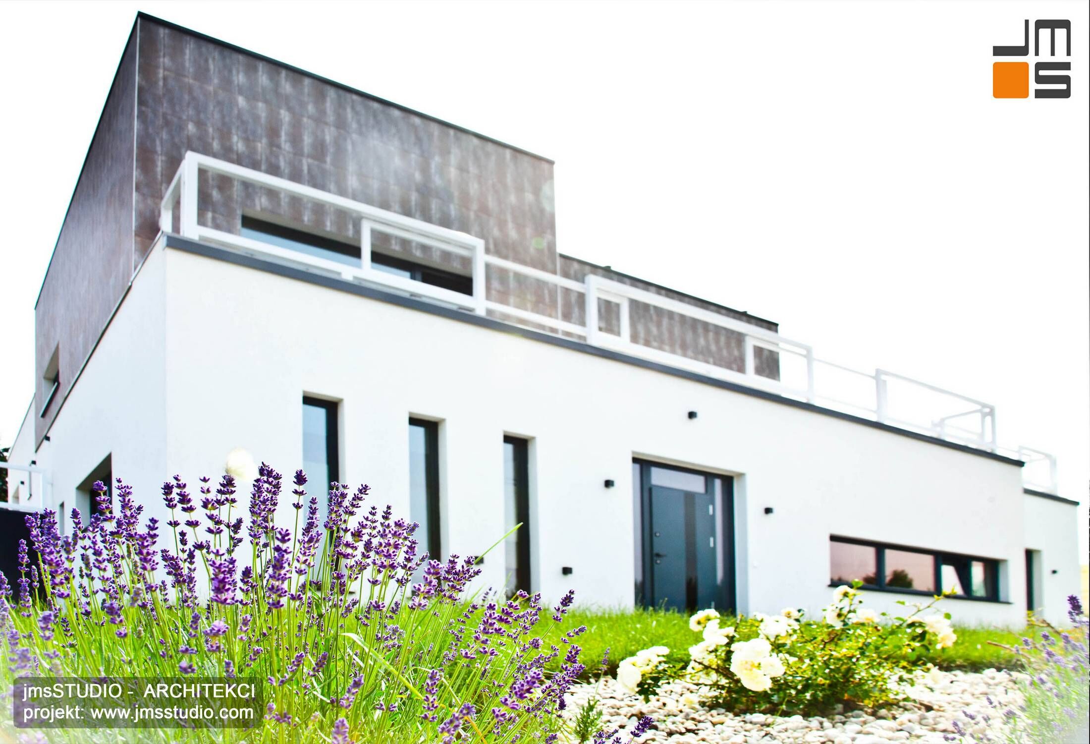 Architekt Kraków duży prosty i nowoczesny dom pod Poznaniem z ciekawym pomysłem na elewacje rezydencji z płaskim dachem i oryginalną balustradą na tarasie