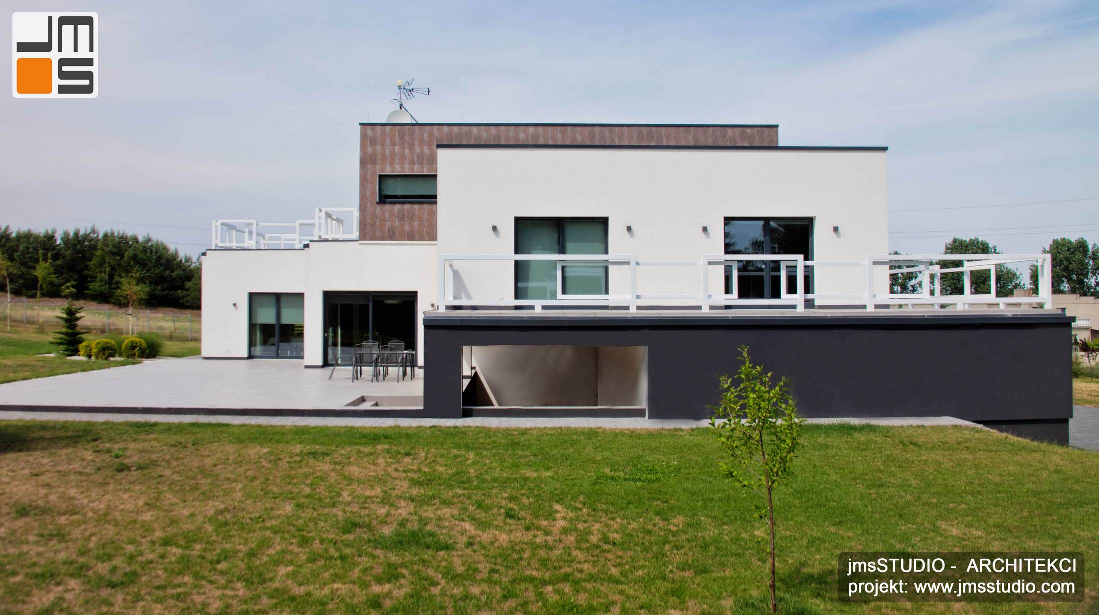 Architekt Kraków na nowoczesny projekt domu pod Poznaniem na działkę ze skarpą składa się kilka prostych brył tworzących elewacje