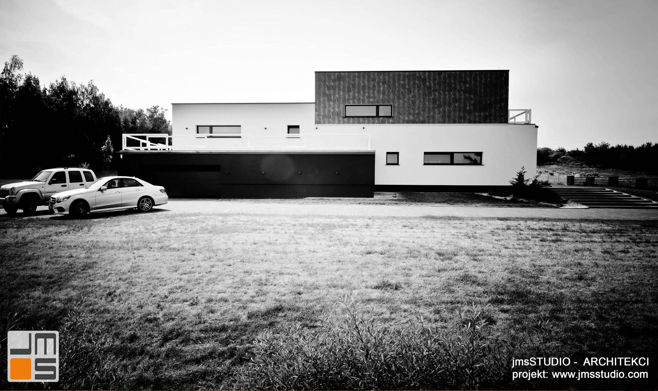 Architekt Kraków projekt dużego ekskluzywnego domu na działce ze spadkiem pod Poznaniem z apelacją w układzie horyzontalnym