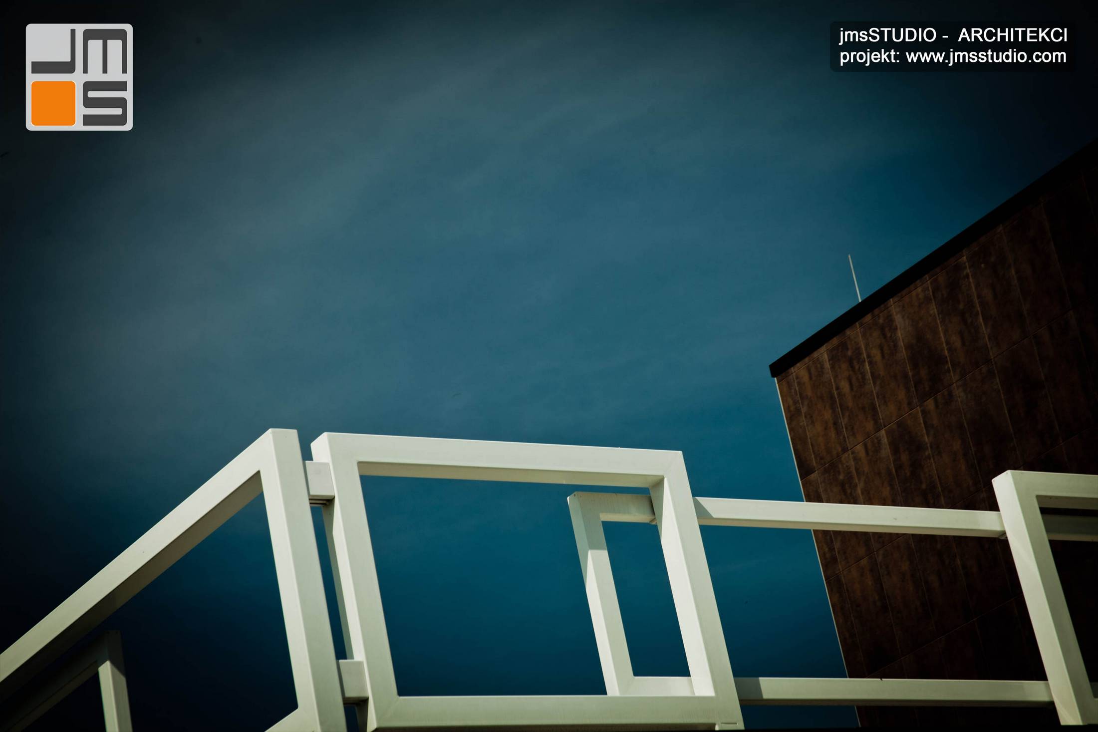 Architekt Kraków projekt dużego ekskluzywnego domu nowoczesny dom z płaskim dachem koło Poznań ciekawa balustrada malowana proszkowo na biało