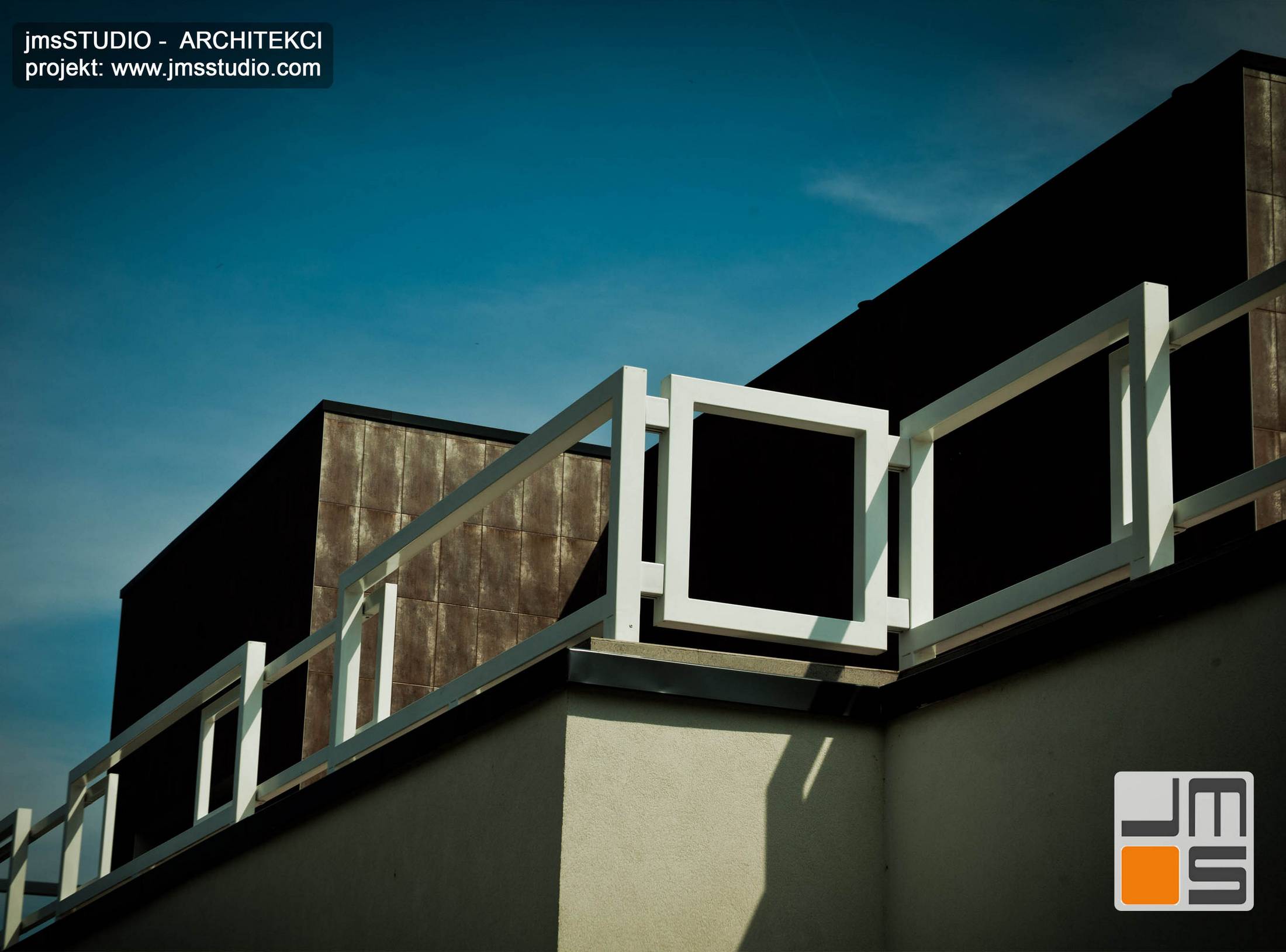 Architekt Kraków projekt dużego ekskluzywnego domu nowoczesny dom z płaskim dachem koło Poznań ciekawa balustrada malowana proszkowo na biało