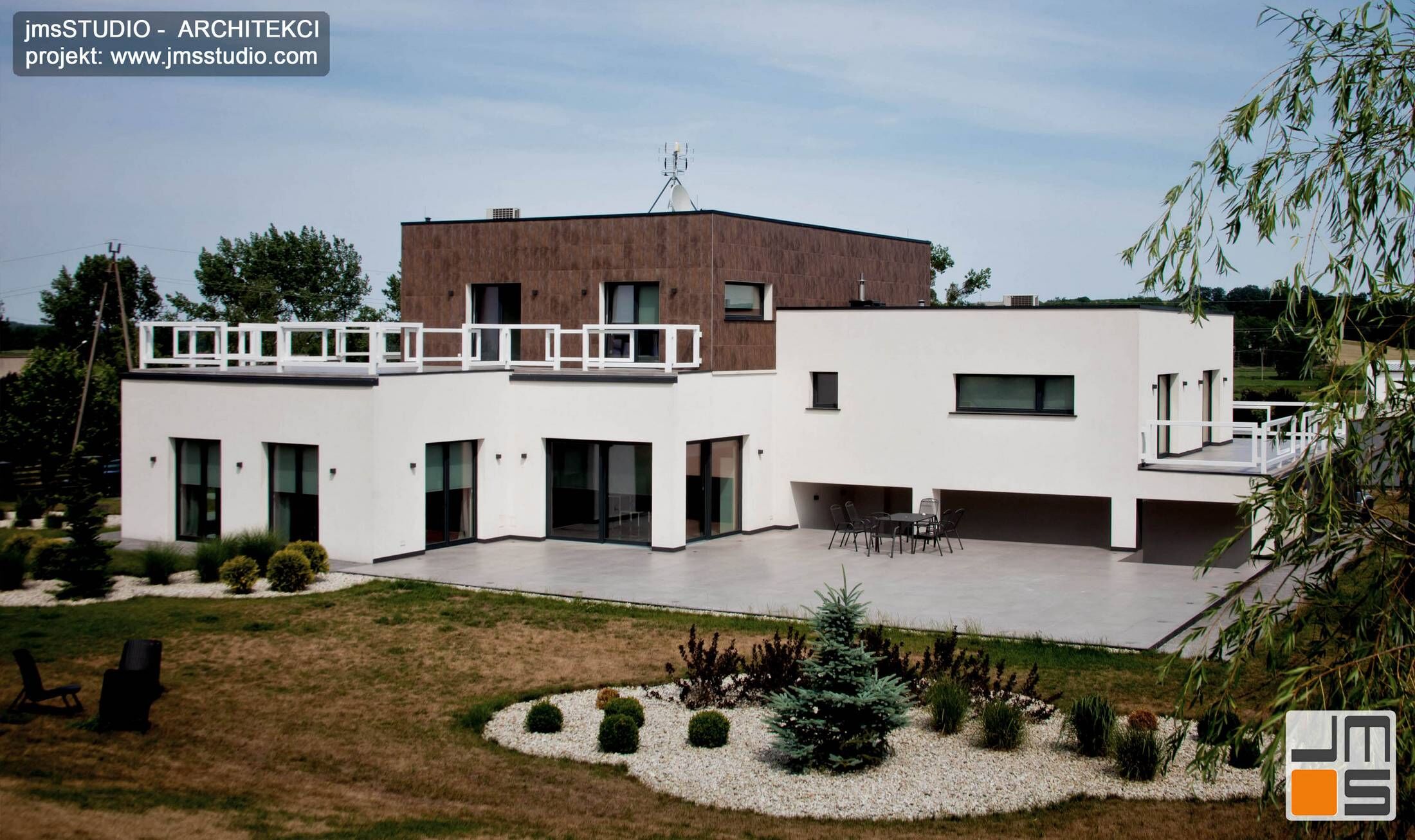 Kraków_projekt_eleganckiej_oryginalnej_rezydencji_pod_Poznaniem_z_dużym_tarasem_za_nowoczesnym_domem