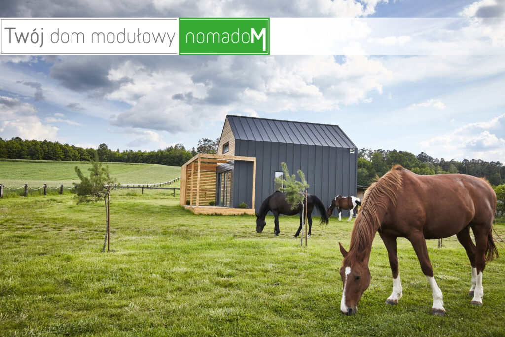 Pergola z żaluzjami drewnianymi w domu modułowym z antracytową elewacją