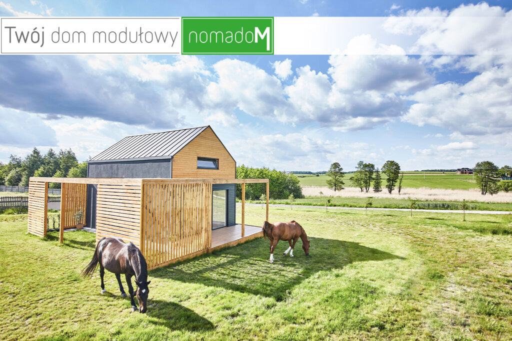 Pergola drewniana z żaluzjami i antracytową stolarką w domu modułowym OPTIMO