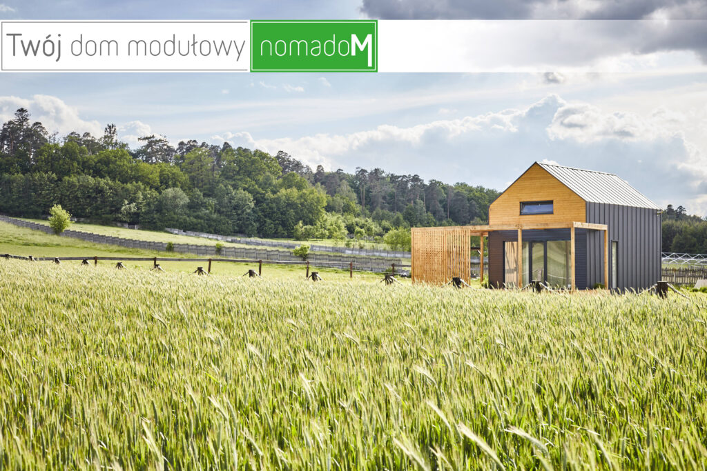 Nowoczesny dom modułowy jako alternatywa dla mieszkania w bloku, z dużą ilością drewna naturalnego i dachem z blachy