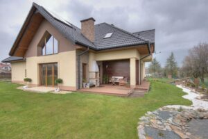 Widok domu jednorodzinnego od strony ogrodu, widok na taras