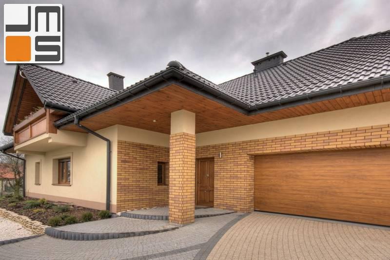 Wejście do domu jednorodzinnego z garażem dwustanowiskowym