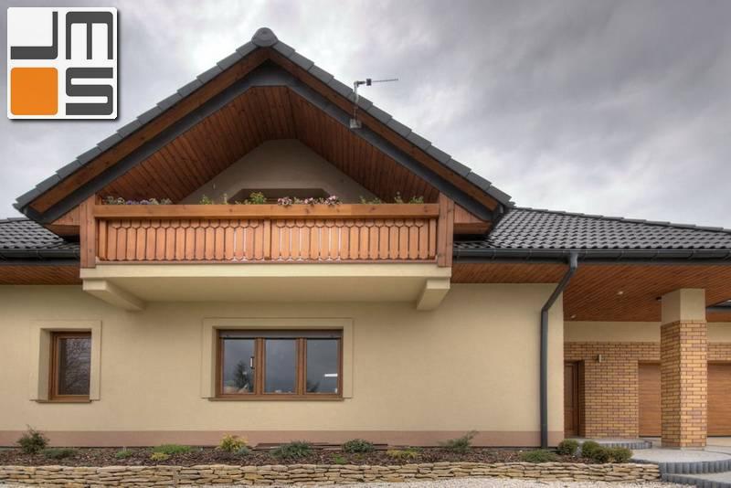 Dom z dużym balkonem