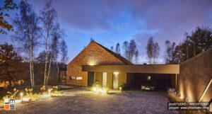 Oświetlenie nocne zaprojektowane zostało tak by podświetlić podjazd i strefę wejścia do domu oraz wyeksponować walory domu z cegły