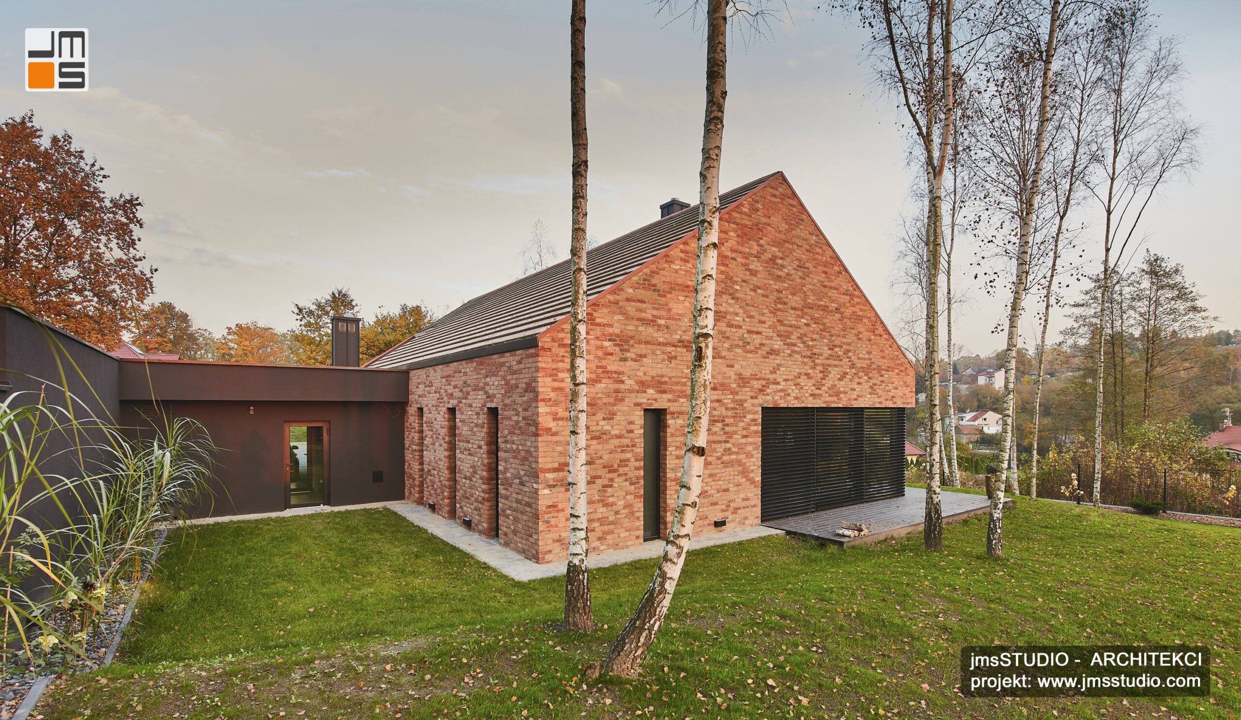 Cegła naturalna zastosowana w projekcie indywidualnym domu nadaje ciepły charakter zabudowie.