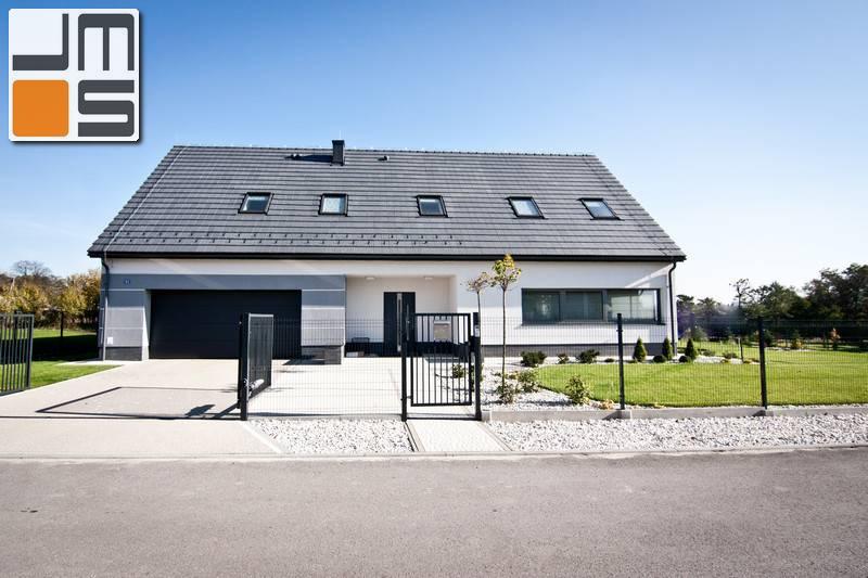 Elewacja frontowa nowoczesnego budynku