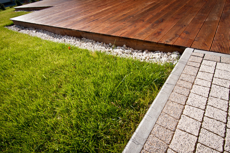 Naturalne materiały w ogrodzie przy nowoczesnym budynku