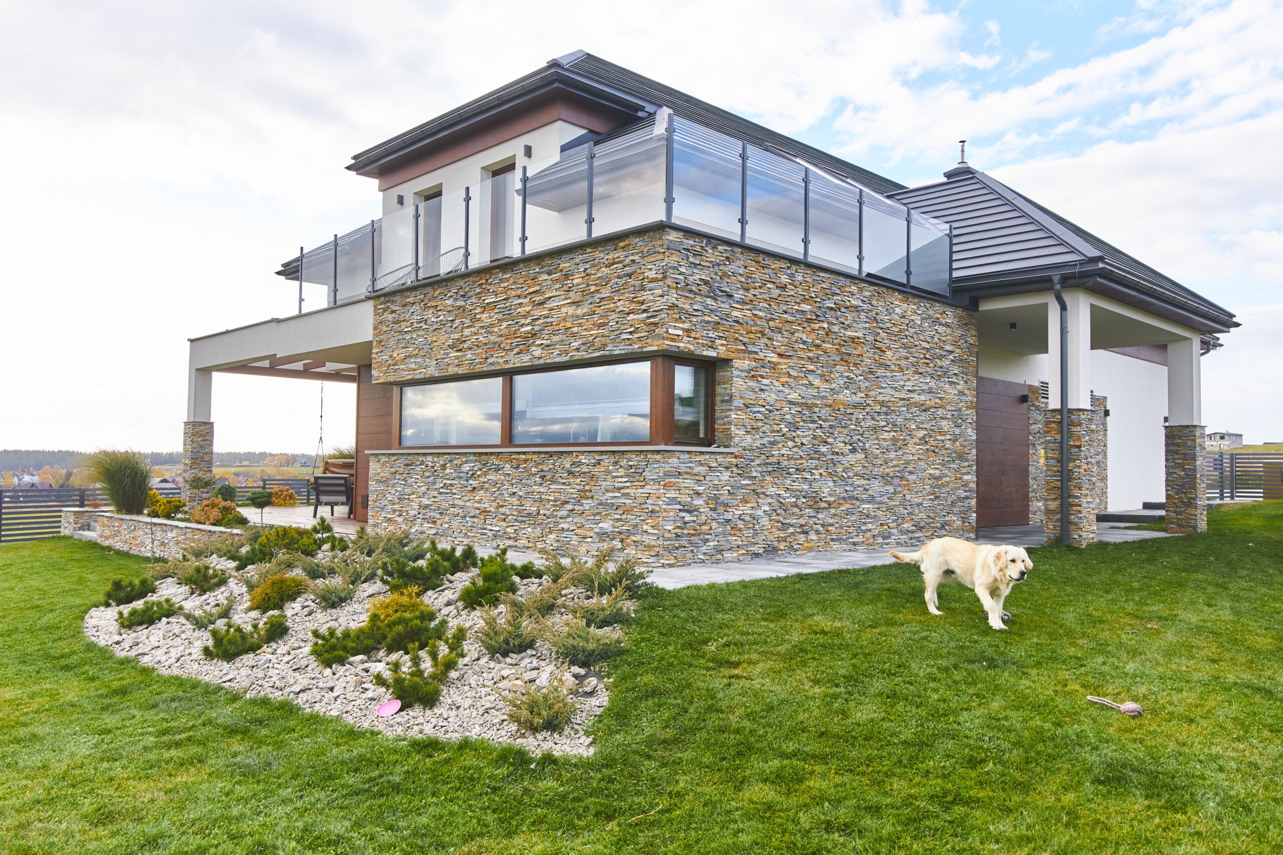 piękna elewacja z łupka to kamień na elewacji w nowoczesnym projekcie dużego domu w Nowym Sączu