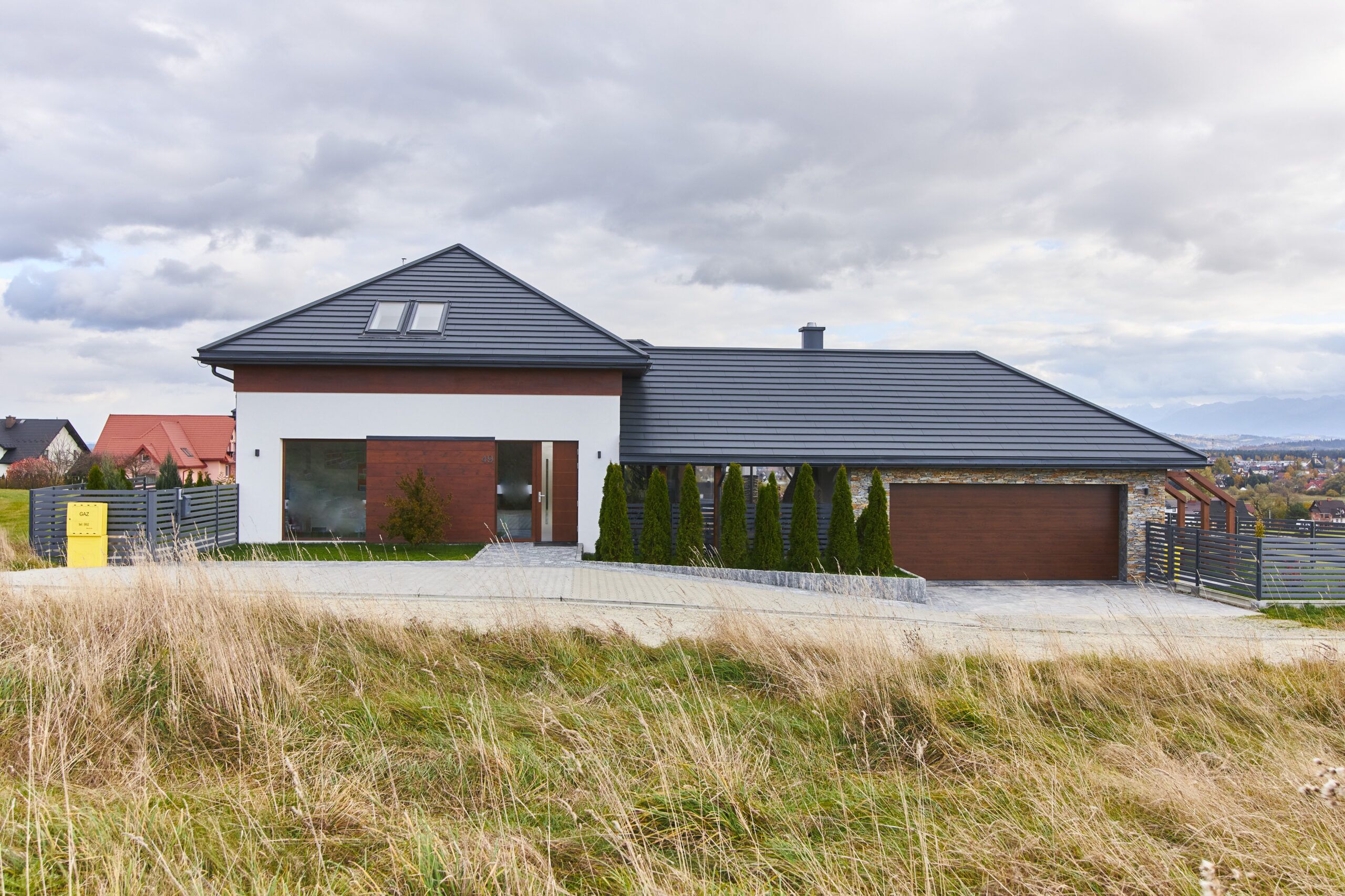 projekt rezydencji w Nowym Sączu to projekt dużego domu w stylu amerykańskich rezydencji z dachem wielospadowym i pomysłem na elewacje