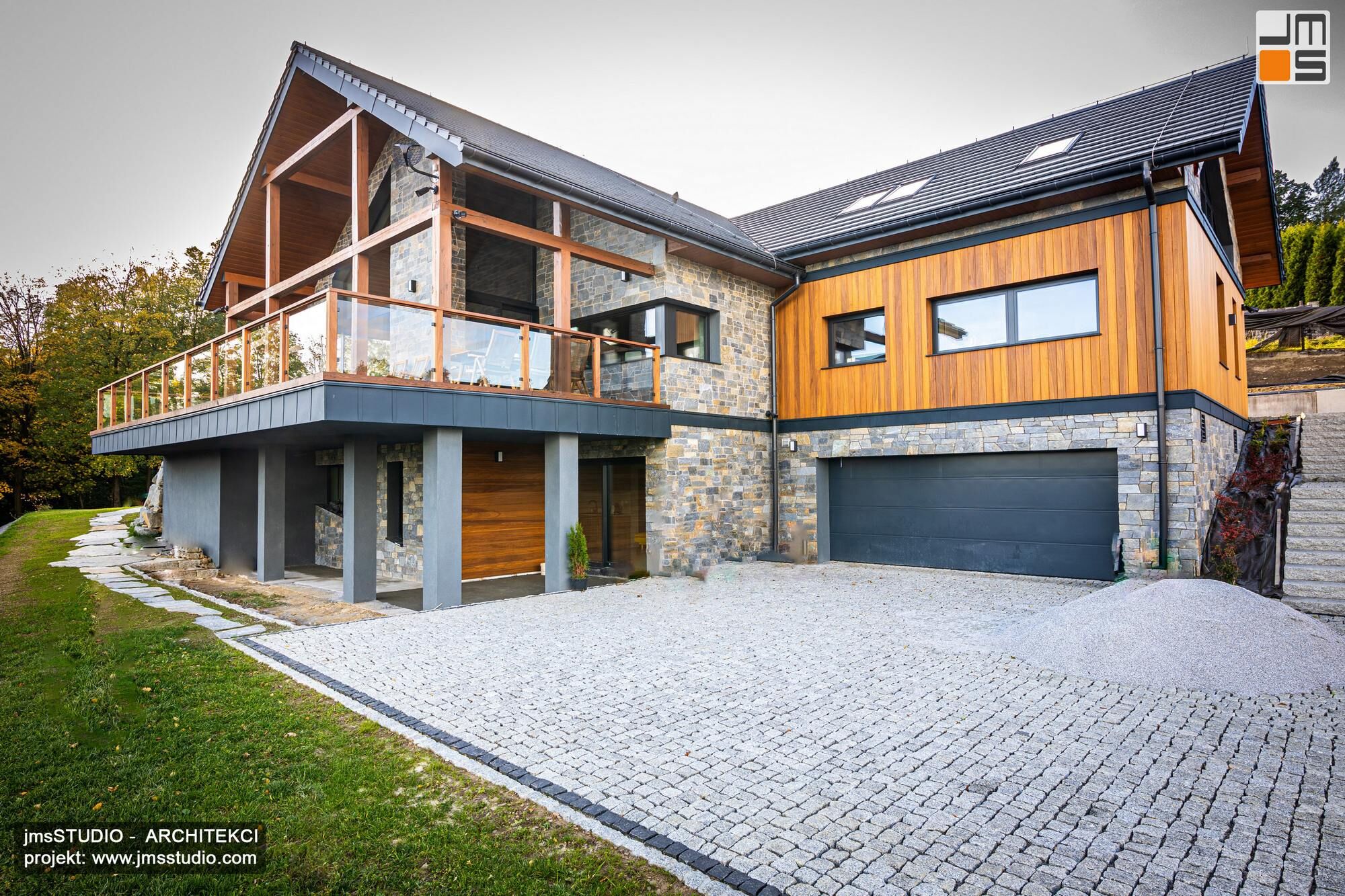 wykorzystując w projekcie działkę ze spadkiem w kondygnacji podziemnej rezydencji w górach zaprojektowano garaż i część domowego spa z sauną