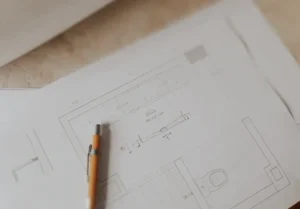 Inspektor budowlany wręczający żółtą kartkę inwestorowi na placu budowy domu jednorodzinnego