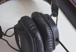 Ludzie tworzący playlistę i słuchający muzyki na różnych urządzeniach