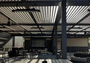 Nowoczesna aluminiowa pergola zintegrowana z tarasem i smart home w polskim ogrodzie