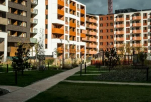 Współczesne osiedle budowane zgodnie z ustawą deweloperską i zasadami miasta 15-minutowego