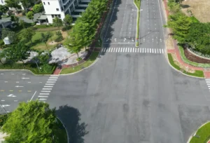Nowe osiedle mieszkaniowe w Polsce z ograniczoną infrastrukturą i brakiem przestrzeni publicznych