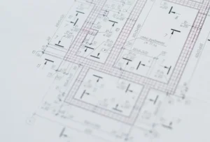 Ekipa budowlana instalująca specjalistyczne systemy w nowym domu jednorodzinnym w 2026 roku
