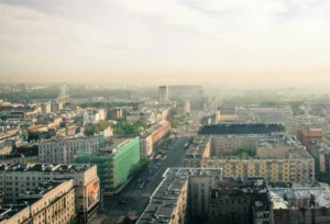 Rozproszona zabudowa podmiejskiej okolicy w Polsce obrazująca chaos przestrzenny i brak koordynacji przestrzennej