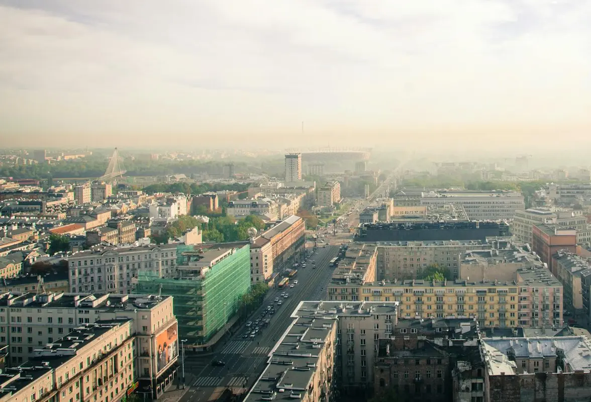Rozproszona zabudowa podmiejskiej okolicy w Polsce obrazująca chaos przestrzenny i brak koordynacji przestrzennej