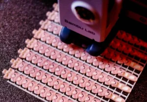 Panele dekoracyjne z biomateriału drożdżowego drukowane w 3D w jasnym wnętrzu
