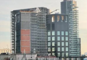 Widok działki przeznaczonej pod Roma Tower w centrum Warszawy z zabudową śródmiejską