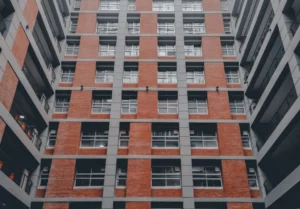Nowoczesny budynek Wydziału Psychologii Uniwersytetu Warszawskiego na Kampusie Ochota, nagrodzony za architekturę 2025