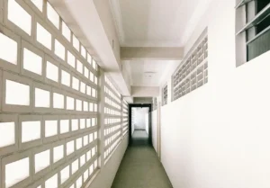 Nowoczesny Dom Studencki Eskulap po modernizacji, Poznań, fasada z betonowym daszkiem