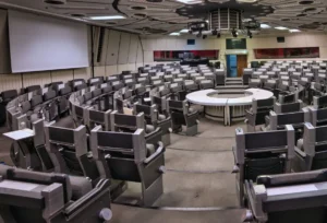 Uczestnicy konferencji Architecture in Foyer Warsaw 2026 podczas prezentacji projektów na Wydziale Architektury PW