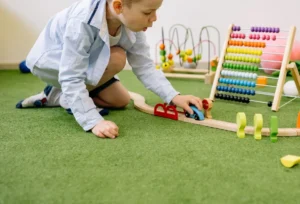 Widok nowoczesnego przedszkola Kinderoase z trzypiętrowym placem zabaw przy Uniwersytecie Technicznym w Monachium