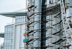 Widok placu budowy nowej siedziby TR Warszawa z betonowaną podkonstrukcją obrotowej sceny głównej