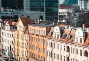 Widok nowoczesnych biurowców i obiektów handlowych w Europie Środkowo-Wschodniej w 2026 roku