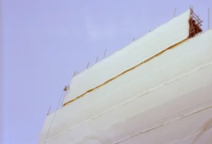 Widok obserwatorium meteorologicznego na Śnieżce podczas modernizacji w otoczeniu górskiego krajobrazu