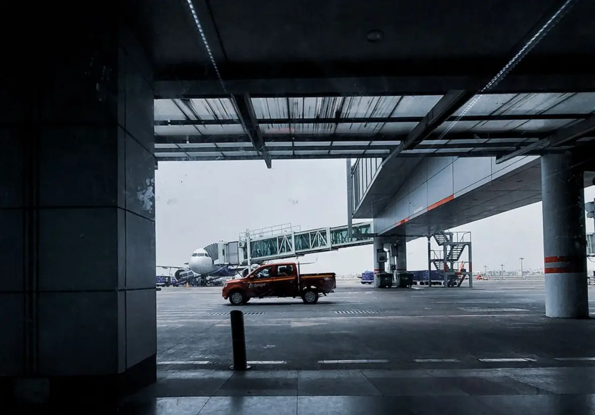 Nowoczesny Terminal Cargo na lotnisku Kraków-Balice z elewacją w odcieniach patynowanej miedzi