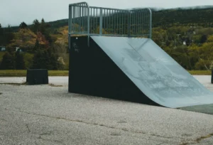 Wizualizacja betonowego skateparku z elementami małej architektury w Wilkszynie