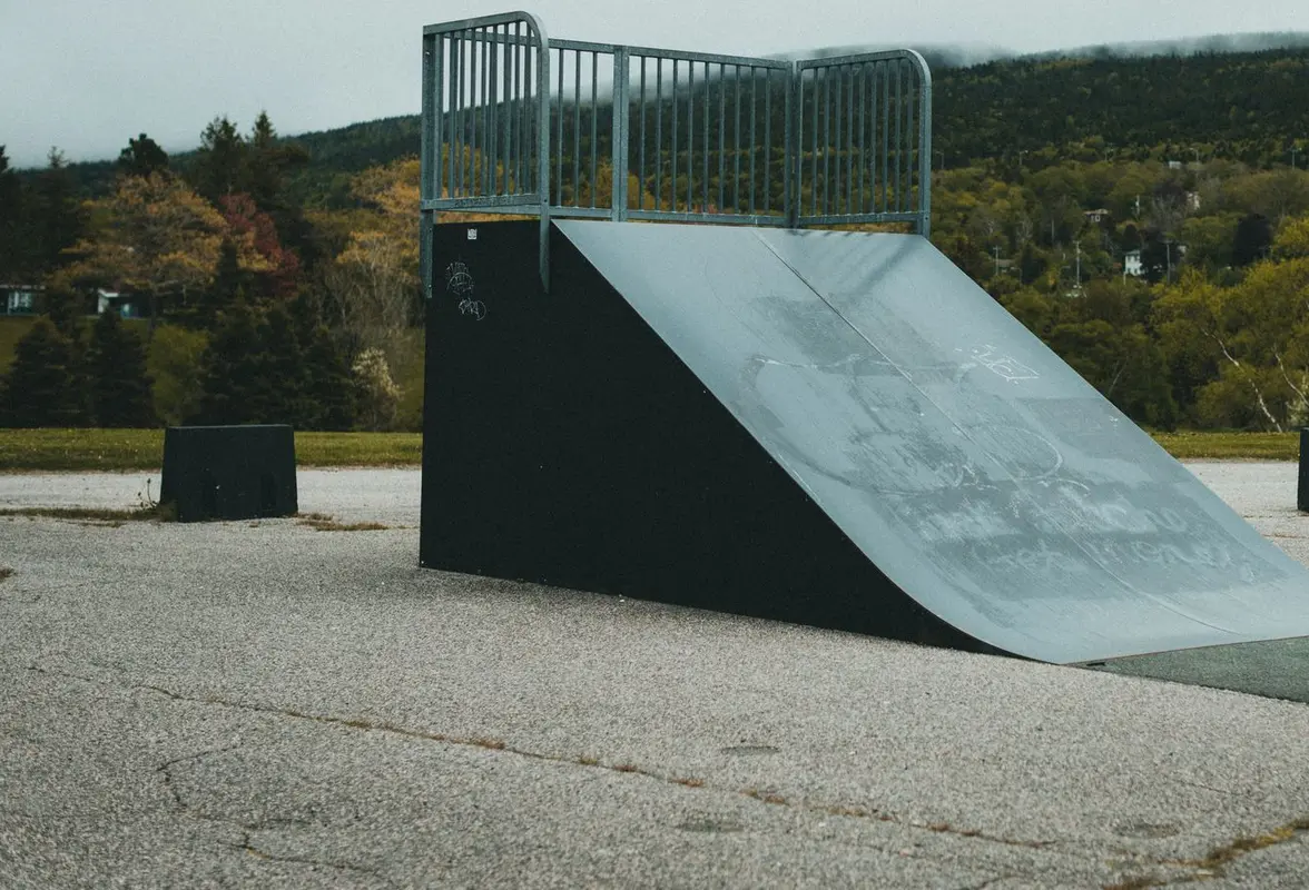 Wizualizacja betonowego skateparku z elementami małej architektury w Wilkszynie