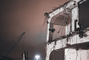 Bryła Bremer Eislaufhalle z betonowej postmodernistycznej architektury widziana od północno-wschodu