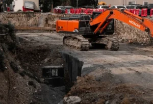 Wykopy pod fundamenty i instalacje podczas przygotowania terenu do budowy domu jednorodzinnego