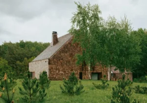 Nowoczesna parterowa stodoła o powierzchni 63 m2 z dużymi przeszkleniami i tarasem