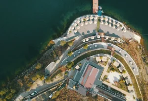 Wizualizacja kompleksu hotelowego Crowne Plaza Warsaw Zegrze Resort nad Jeziorem Zegrzyńskim