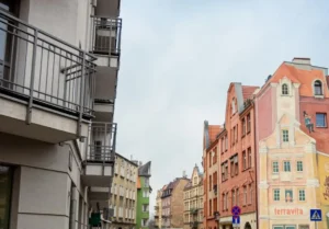 Uporządkowana ulica Półwiejska w Poznaniu po usunięciu nielegalnych reklam