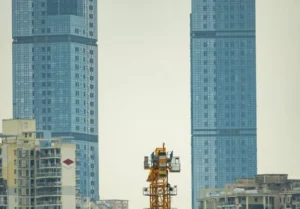 Liberty Tower by Cavatina – wieżowiec apartamentowy z nowoczesną szklaną elewacją na Woli w Warszawie