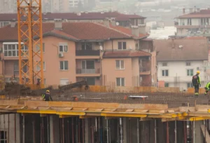 Budowa nowego budynku wielorodzinnego w Polsce w 2026 roku na tle placu budowy