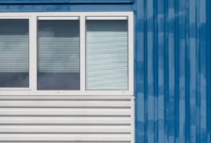 Biurowiec Gambit Office pod Gliwicami z elewacją z aluminiowych rulonów, inspirowaną metalowymi rurami