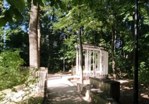 widok na budowę promenady spacerowej w Żegiestowie-Zdroju nad potokiem Żegiestowskim