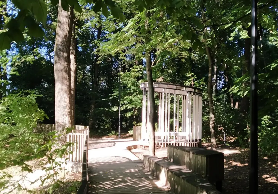 widok na budowę promenady spacerowej w Żegiestowie-Zdroju nad potokiem Żegiestowskim